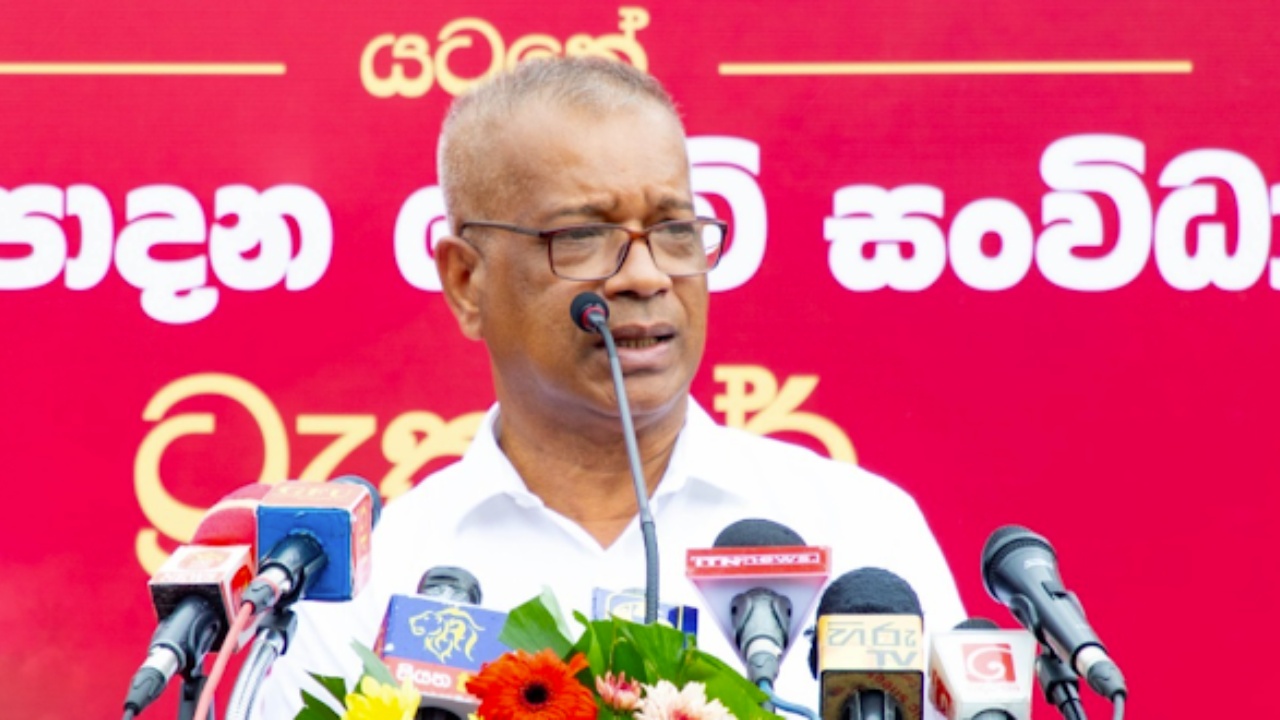 ගොවියා රජෙක් යැයි කීම අමු පචයක්… රජෙක් කියලා හිතාන වැඩ කරන්න එපා… කෘෂිකර්ම ඇමති ගොවීන්ට දැනුම් දෙයි