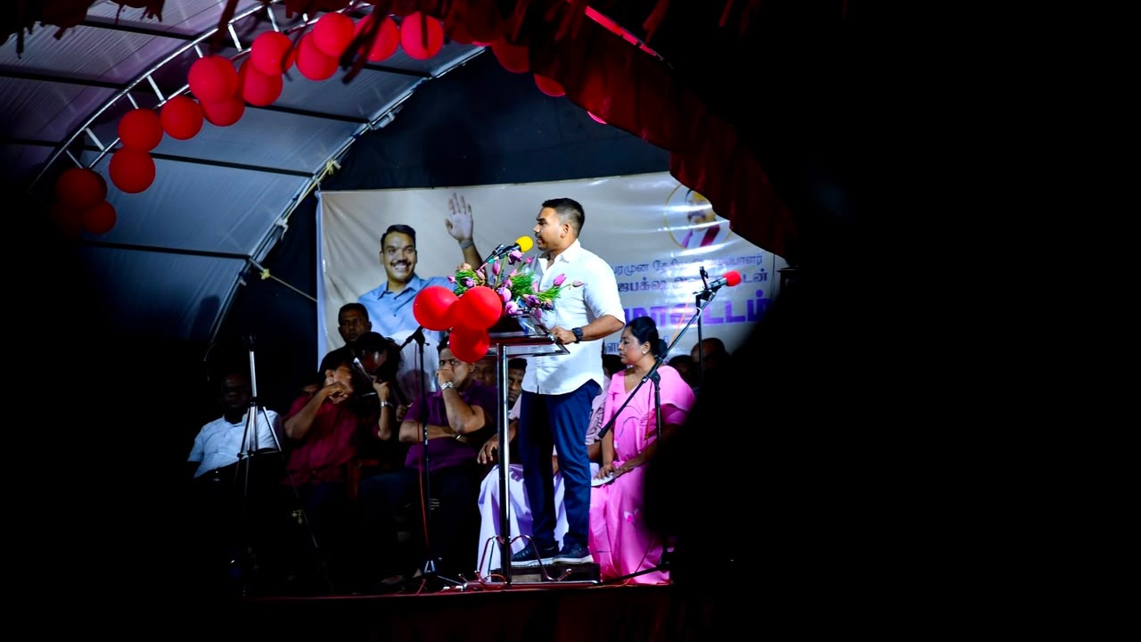 දැන් රටෙන් බාගයක් බඩගින්නේ ඉන්නවා කියලා වාර්තාවක් තියෙනවා. හැබැයි 75%ක් ජනාධිපතිටත් කැමතියිලු.කොහෙන්ද මේවට හිනාවෙන්නෙ – නාමල්