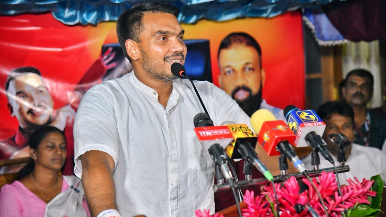 ආඩම්බරයෙන් පෙන්නන්න තියෙන පදක්කමට මොකක්ද කියන්නේ? “යකඩ කෑල්ලක්” කියලා කියනවා. ලැජ්ජයි! – නාමල් රාජපක්ෂ