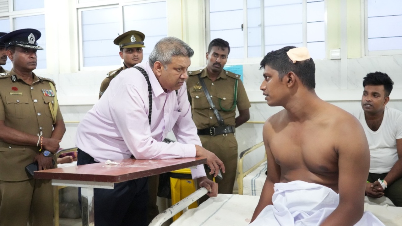 ගැටුමින් තුවාල වූ නිලධාරීන් බලන්න ගිය අධිකරණ ඇමති