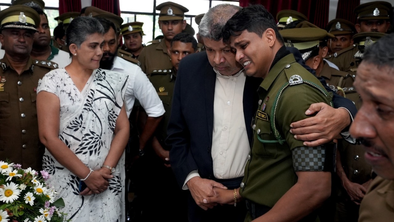 “උදේ කැන්ටිමේ අපිත් එක්ක එකට කෑවේ සර්… දවල්ට කන්න උං හිටියේ නැහැ සර්…” – නිලධාරීන්ගේ දේහයන් ළඟ ඇමති හර්ෂණ හඬා වැටෙයි..