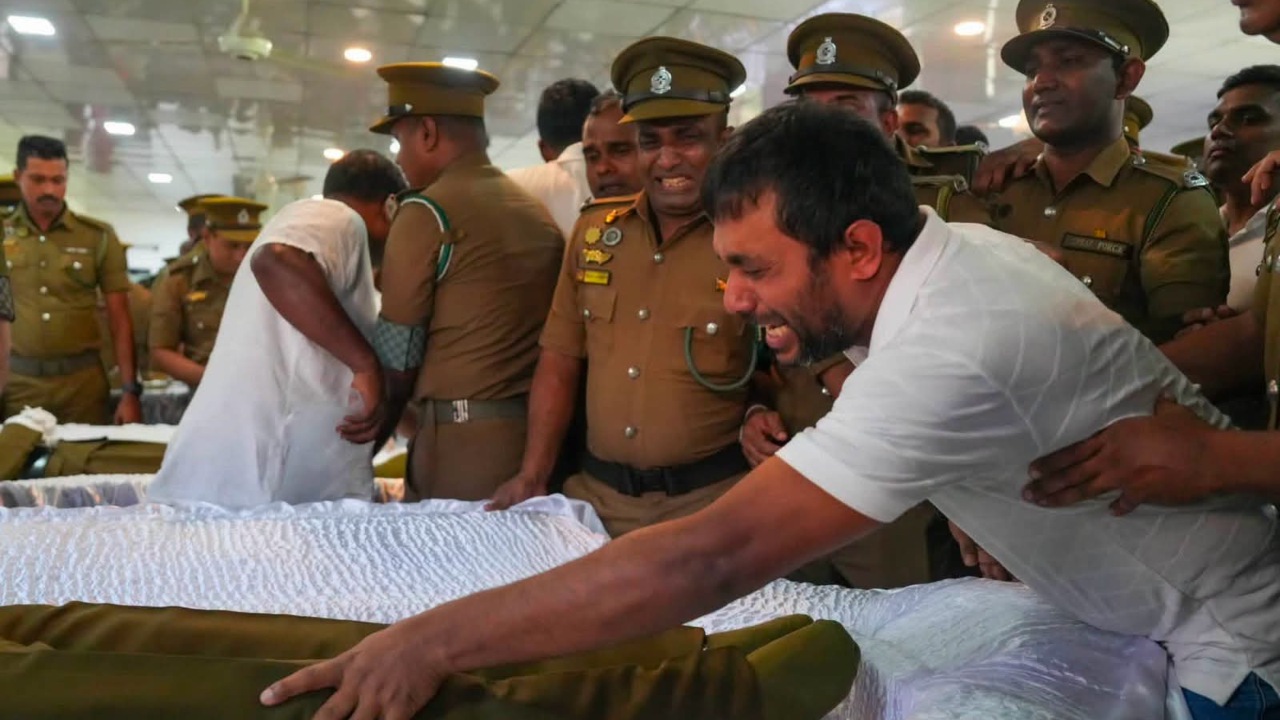 ඕයි මල්ලි තමුසෙට පිස්සුද? චූටික්කො අනේ නැගිටපන් අයියා ඇවිත් ඉන්නේ – මියගිය පොලිස් නිළදාරියාගේ දේහය ඉදිරියේ අයියා හඬා වැටෙයි