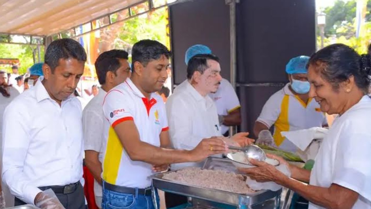 වෙසක් පෝදා ගල් විහාර පුදබිමේ සිල් සමාදන් වූ උවැසු උවැසියන්ට මහජන බැංකුවෙන් හීල් දානය