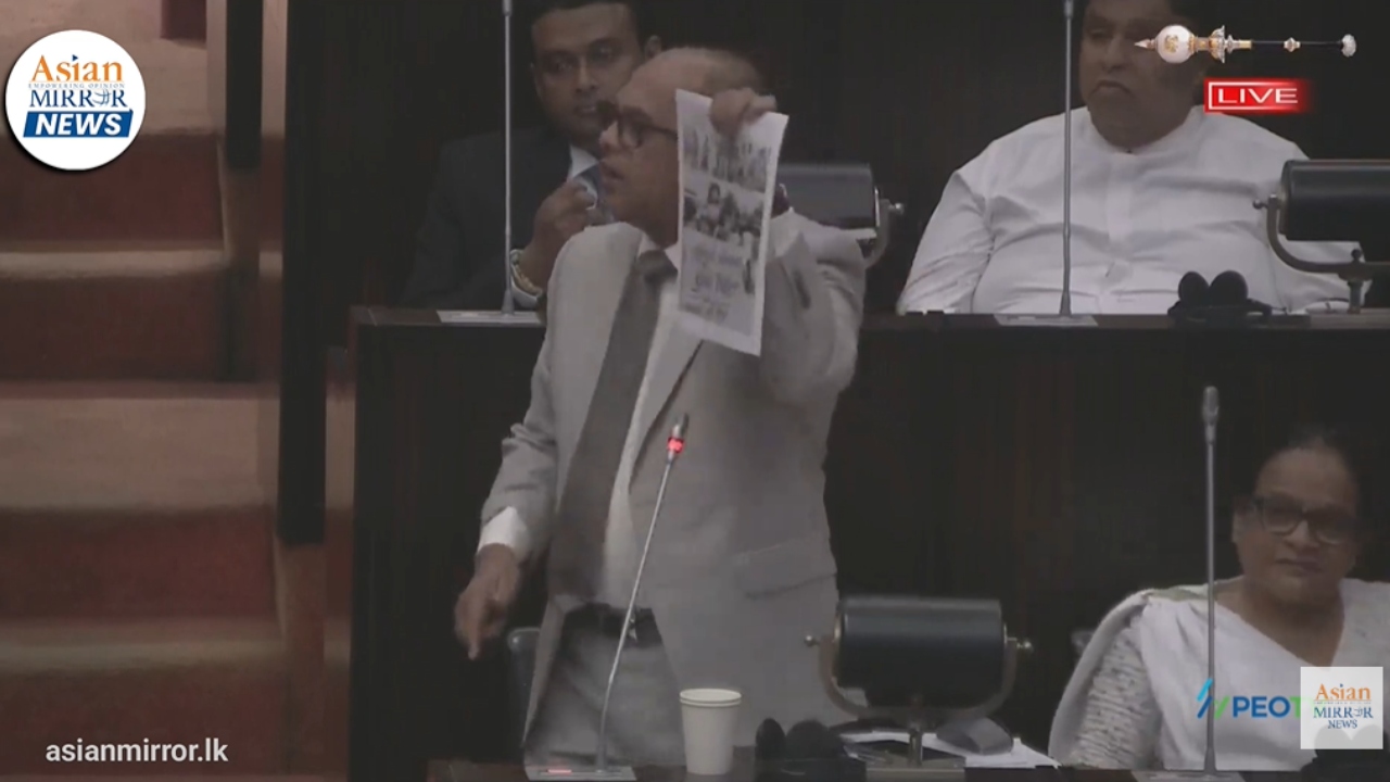“දොර අගුලෙන් වෙඩි තියලා දැන් අහද්දී කියනවා නැතුව බණ කියන්නද කියලා” – ජායාරූප පෙන්න පෙන්න මරික්කාර් මාලිමාවේ සායම යවයි
