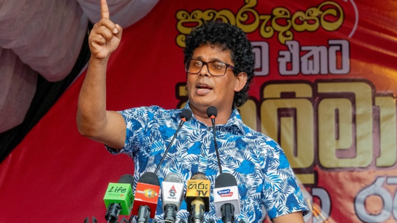 මේ ආණ්ඩුව පෙරලන්න උද්ඝෝෂණ කරනවා නම් සටන් පාඨ හරියට තියෙන්න ඕනෑ – වසන්ත සමරසිංහ