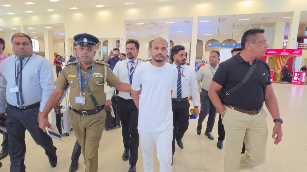 ඩුබායිහිදී ඇල්ලූ බස් ලලිත් දිවයිනට රැගෙන එයි