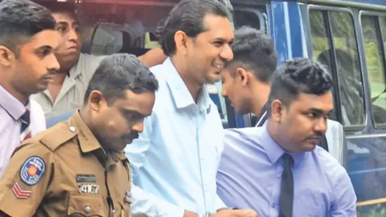 සුගීෂ්වර එනවා.. හිනාවෙනවා.. ආපහු යනවා