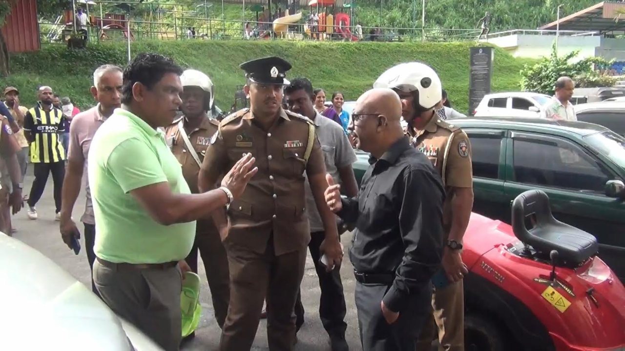 ක‍්‍රීඩා ඇමති හා පිරිසක් අතර උණුසුම් තත්වයක්