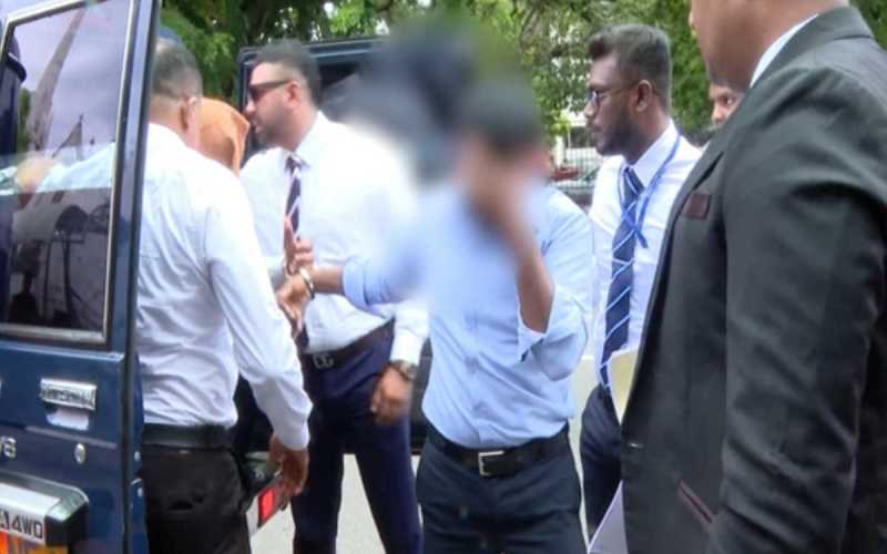 බැංකු ලොක්කෝ ඩොලර් බිලියනයක් රටින් පන්නපු හැටි හෙළිවෙයි