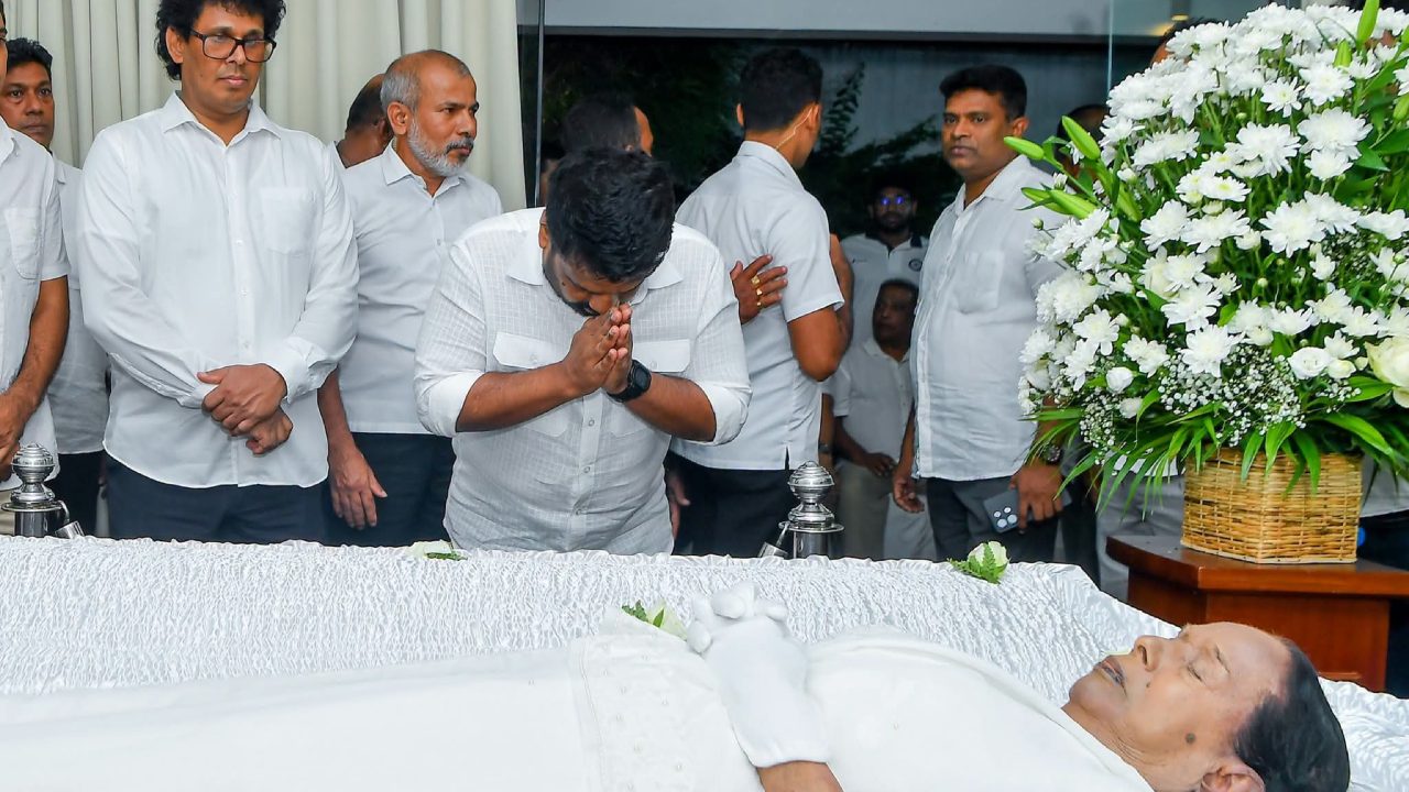 අභාවප්‍රාප්ත ප්‍රවීණ ගායන ශීල්පිනී විශාරද ආචාර්ය නන්දා මාලිනියට ජනපති අවසන් ගෞරව දක්වයි