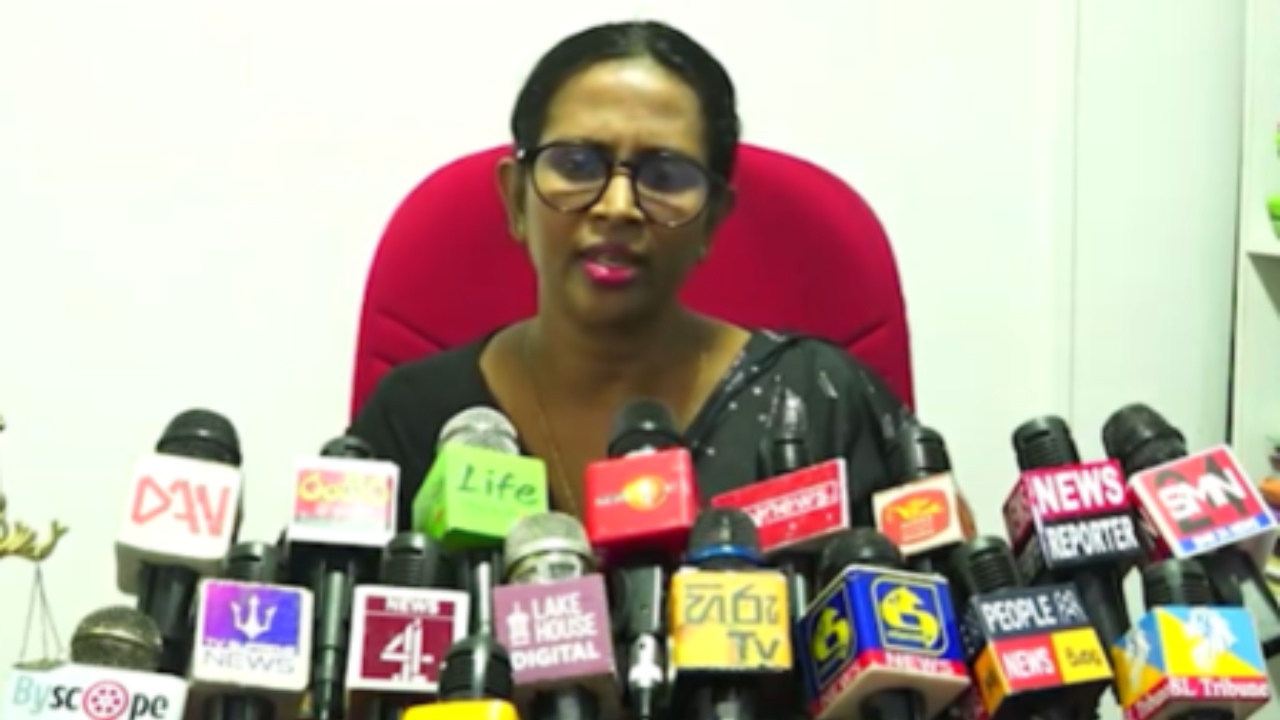 මම මහින්ද ගෝඨා රනිල්ට තදින් ගැහුවා… සීමාව පැනලා අවමන් කළා… හැබැයි ඒ කවුරුවත් අනුරලා වගේ දෙකයි පනහේ වැඩ කළේ නෑ…! – නීතිඥ අචලා සෙනෙවිරත්න