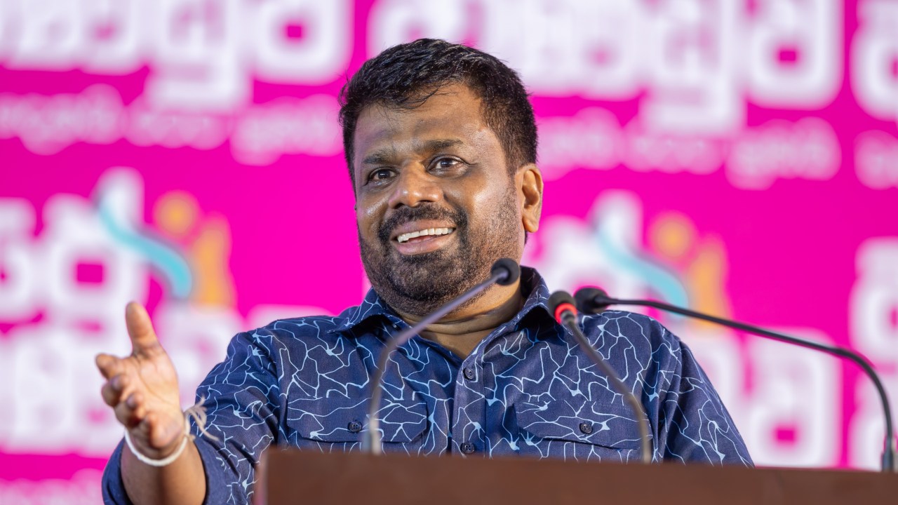 ලංකාවට අලුත්ම 4G තාක්ෂණේ ගේනවා.. අවුරුදු තුනට කුලුනු දාහක් ගහනවා… ආයේ සිග්නල් හොයන්න වහලේ නඟින්න ඕන නෑ…! – ජනපති