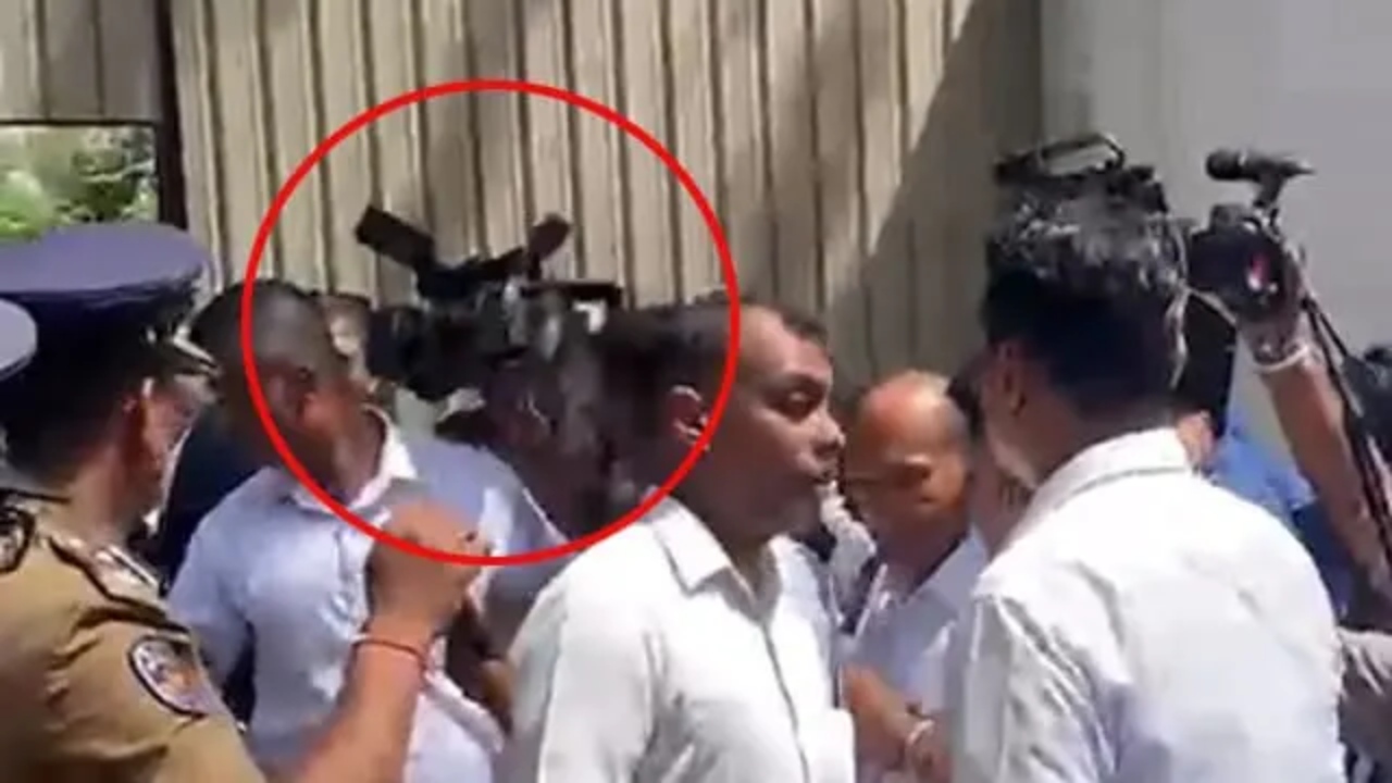 රනිල් වික්‍රමසිංහගේ නඩුව අස්සේ උසාවිය ළඟ වුණු කලබලය (VIDEO)