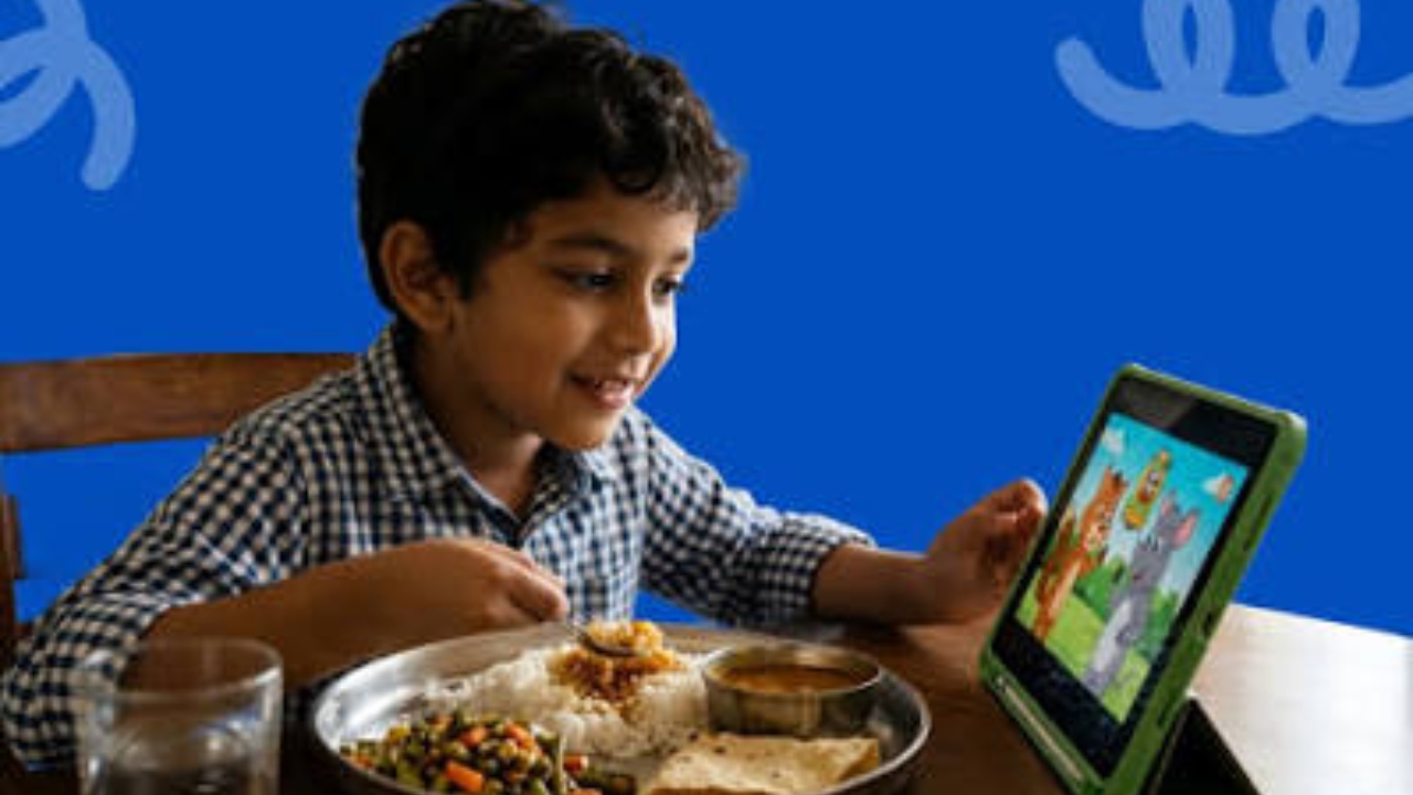 දරුවාට කෑම කවද්දී ෆෝන් එක දෙන දෙමාපියන්ගේ අවධානයට