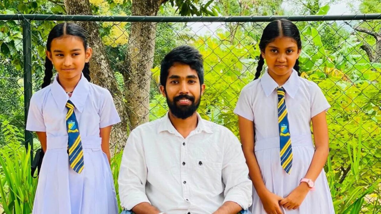 අවුරුදු ගාණකින් ශිෂ්‍යත්ව ජයග්‍රහණයක් අහලවත් නැති ඉස්කෝලෙට ආපු පලවෙනි පත්වීමේ තරුණ ගුරුතුමා, තමන්ගේ එකම ගෝලයෝ දෙන්නා වෙනුවෙන් කරපු ඒ කැපකිරීමේ ප්‍රතිඵලය අද මුළු රටම කතා වෙනවා…