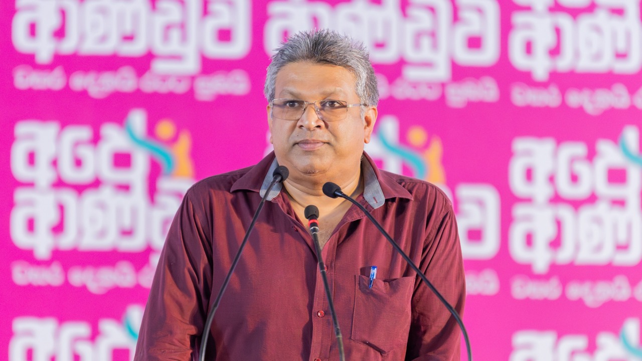 මහින්ද මලොත් පුළුං පුරවලා වේදිකාවට ගෙනේවි..- අධිකරණ ඇමති