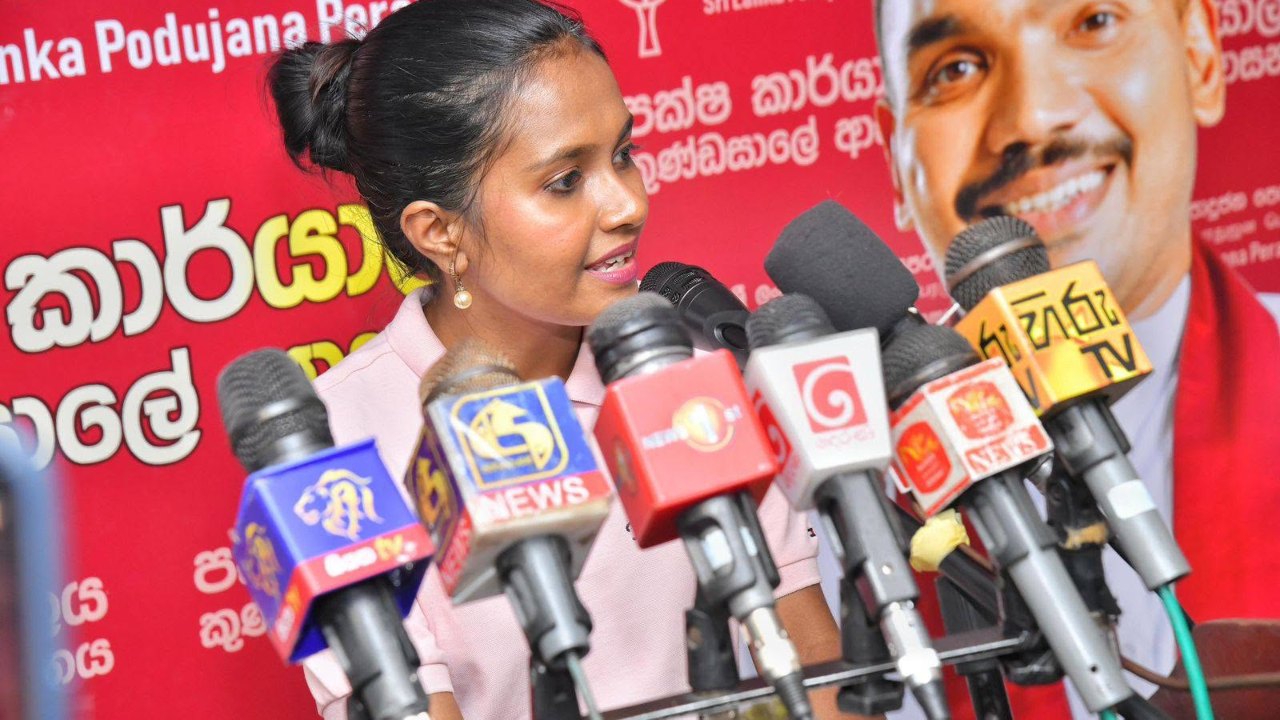 මහින්ද මහත්තයා හදපු හයිවේ නිසා තමයි මෙට්‍රෝ බස් දාන්න පුළුවන් වුණේ – පොහොට්ටුවේ මීනු ගුණසිංහ කියයි
