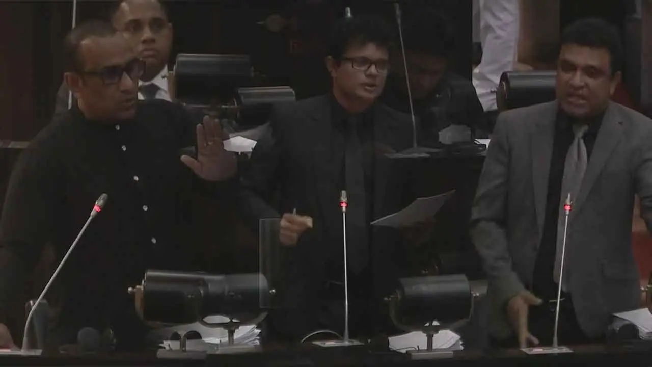 22ට විරෝධය පළ කරමින් සජබ මන්ත්‍රීවරු කළු ඇඳුමින් පාර්ලිමේන්තුවට