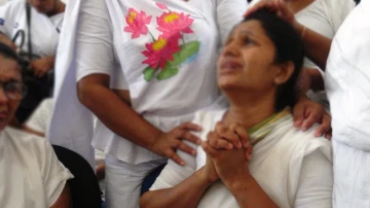 ” වැඩ ටික ඉවර කරලා පාසලටත් ගිහින් ගෙදරට බඩු ටිකකුත් අරන් එන්නම්.. ” බිරිඳට අවසන් වරට එසේ කියූ ඔහු අවසන් ගමනේ