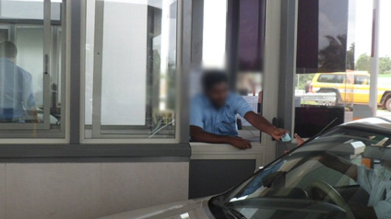 අධිවේගි මාර්ගයේ පිටවූ වාහන දෙකෝටියකට ආසන්න ගාණකට පිටවිමේ ටිකට් නිකුත්කර නැහැ