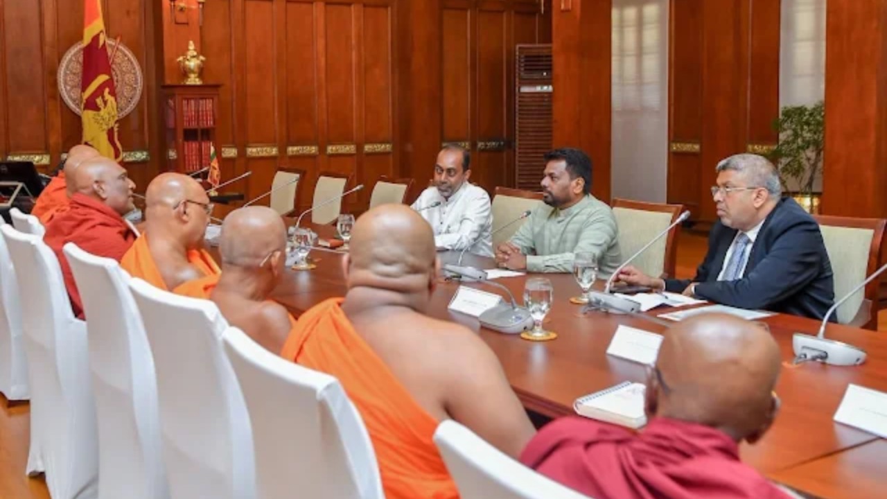 ජනපති හා පැවති සාකච්චාවෙන් වැඩක් වී නෑ.. අපේ උපෝසථාගාරයට එන්න..- මහනාහිමි අනුමැතියෙන් සංඝ සභාවෙන් ජනපති කැදවයි..