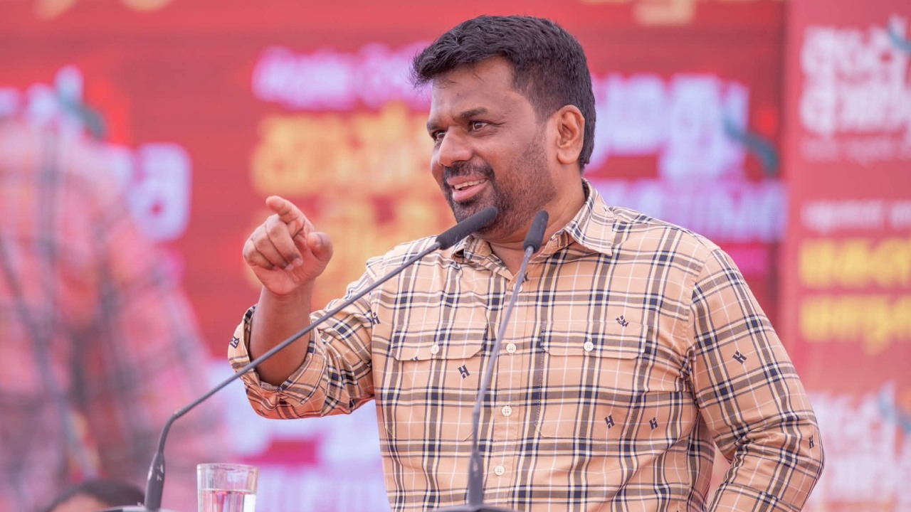 රූපවාහිනි නාලිකා දෙකක් ආණ්ඩුව පෙරළන්න හදනවා… එක නාලිකා සහෝදරයෙක් වෙලේ සුදාගෙන් සල්ලින් අරන්…! – ජනපති