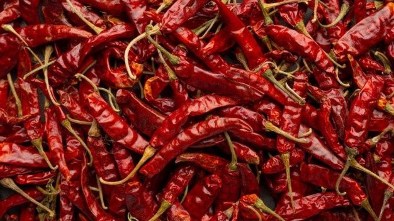 ලංකාවටම වියළි මිරිස් නැති වෙන ලකුණු – විශාල හිඟයක් එක්ක ගිනි ගණන් යන බවට රතු එළි