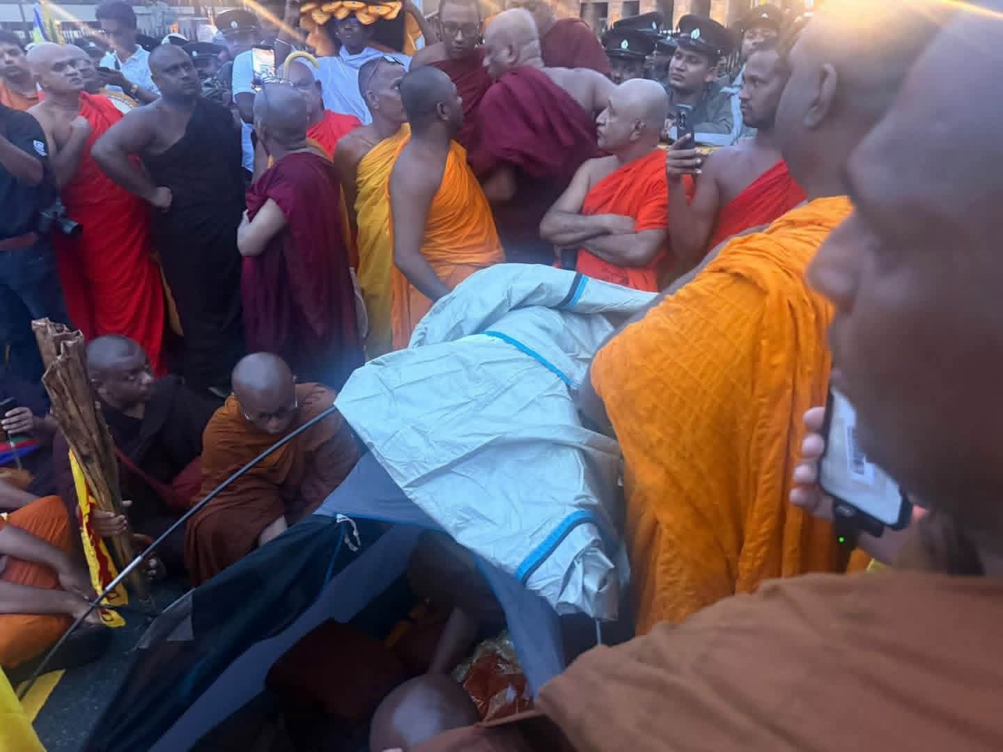 කොළඹට වැඩි හාමුදුරුවරු කුඩාරම් ගසයි