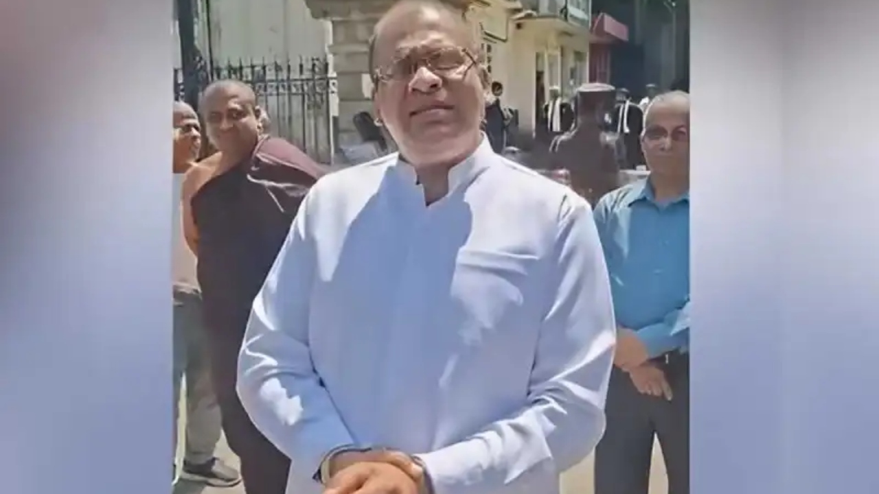 “කිසිම ආණ්ඩුවක් මගේ සිවුර ගැලෙව්වේ නෑ” – ඥානසාර හිමිගේ සිවුර ගැලවීම උඩු දුවයි