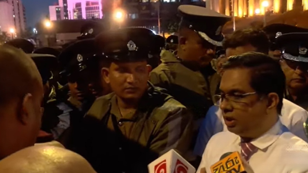පාද යාත්‍රාවෙන් ආ හිමිවරුන් හමුවීමට ජනපති ලේකම් පැමිණෙයි
