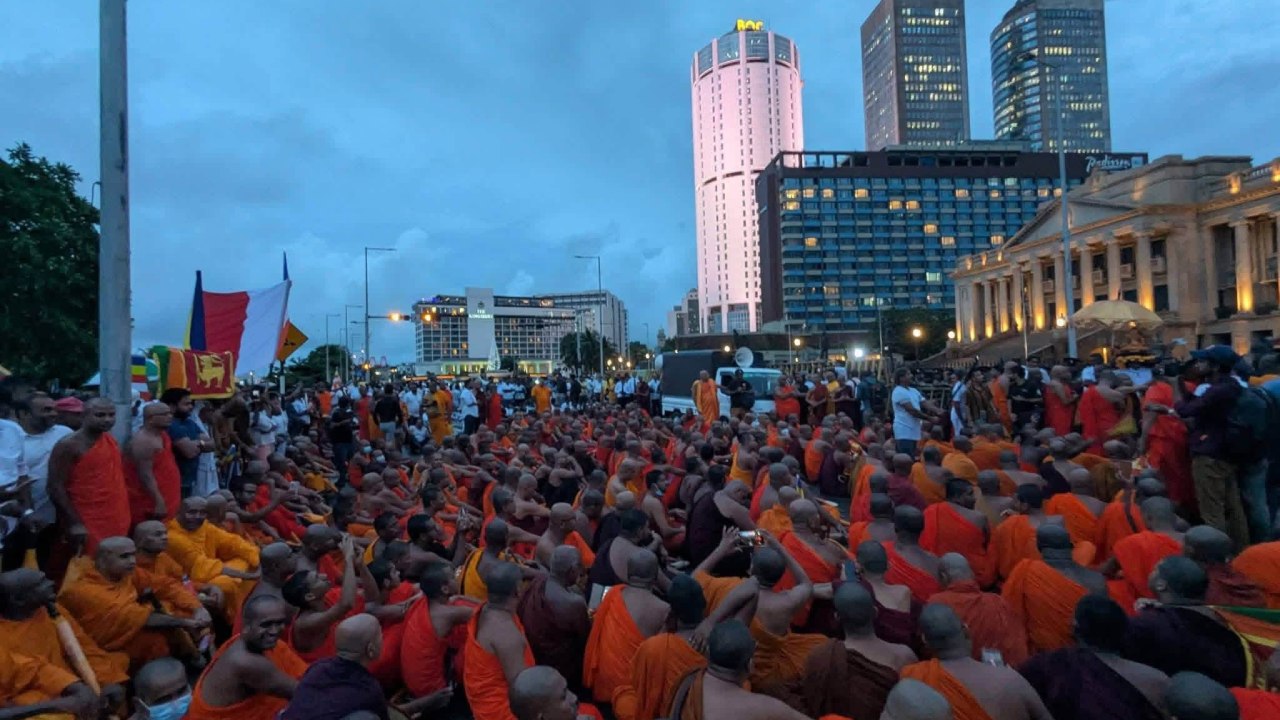 භික්‍ෂූන් ජනාධිපති කාර්යාලය ඉදිරියේ වාඩි ලා ගනිති – ඥාණසාර හිමි නිදහස් කරන තුරු අඛණ්ඩව