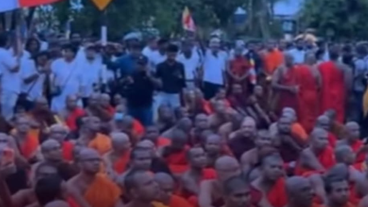 ජනාධිපති ලේකම් කාර්යාලය අසල උණුසුම් තත්ත්වයක්: මහ සඟරුවන පිරිත් සජ්ඣායනයක