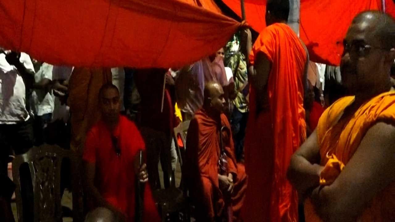 ඥානසාර හිමි වෙනුවෙන් පැමිණි මහ සඟරුවන තවමත් ජනාධිපති කාර්යාලය ඉදිරිපිට