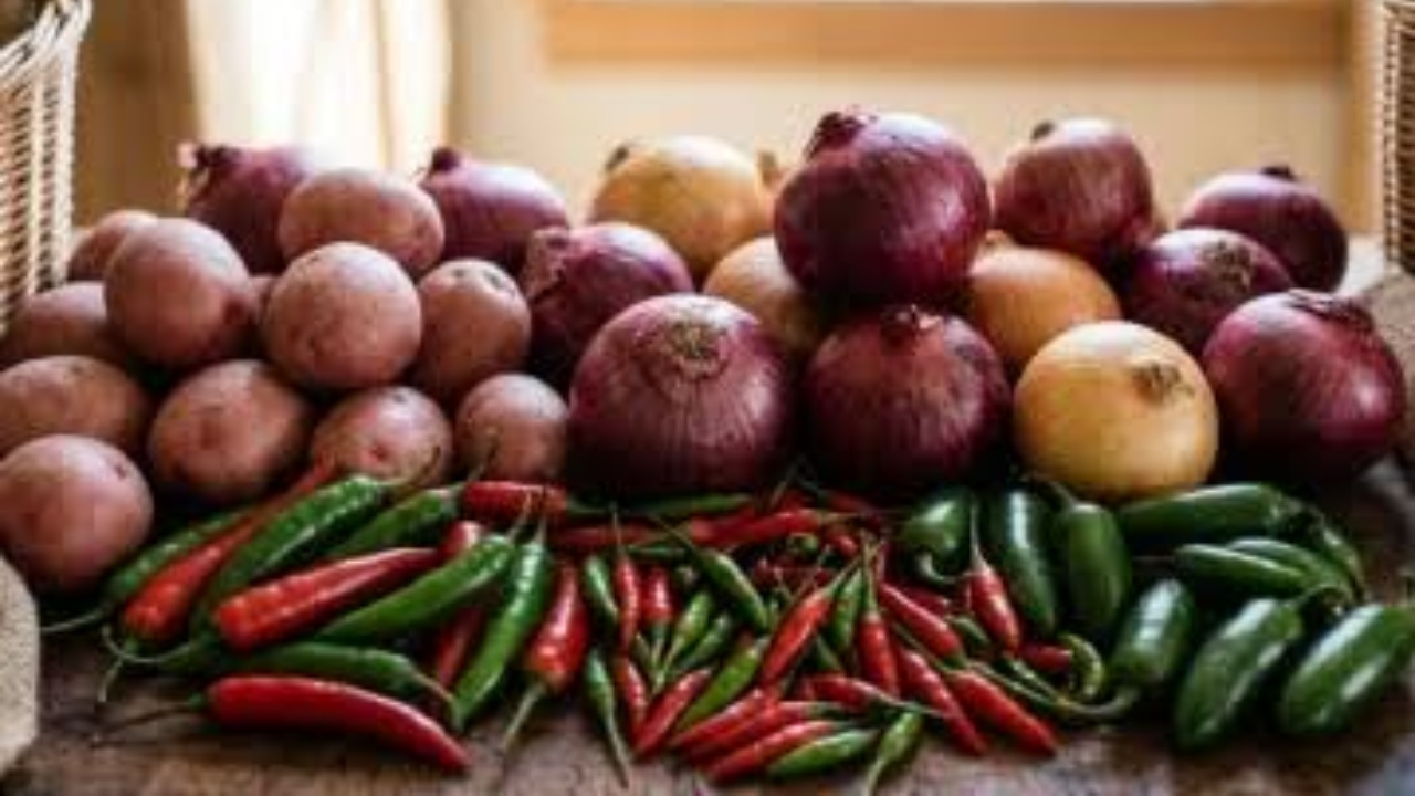 ආයේ කාලත් හමාරයි – ලංකාවේ අර්තාපල්, මිරිස් හා ලොකු ඵෑණු මිල ඉහළට 