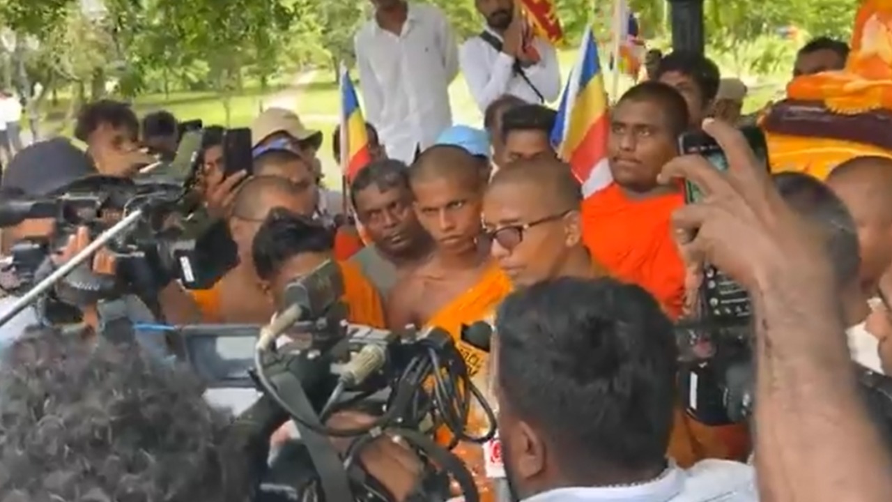 අපි විහාර මහාදේවි පාර්ක් එකට වෙලා ඉන්නවා,එතනින් එලෙව්වොත් ගස් ගල් උඩ හරි ඉන්නවා – බලංගොඩ කස්සප හිමි කියයි