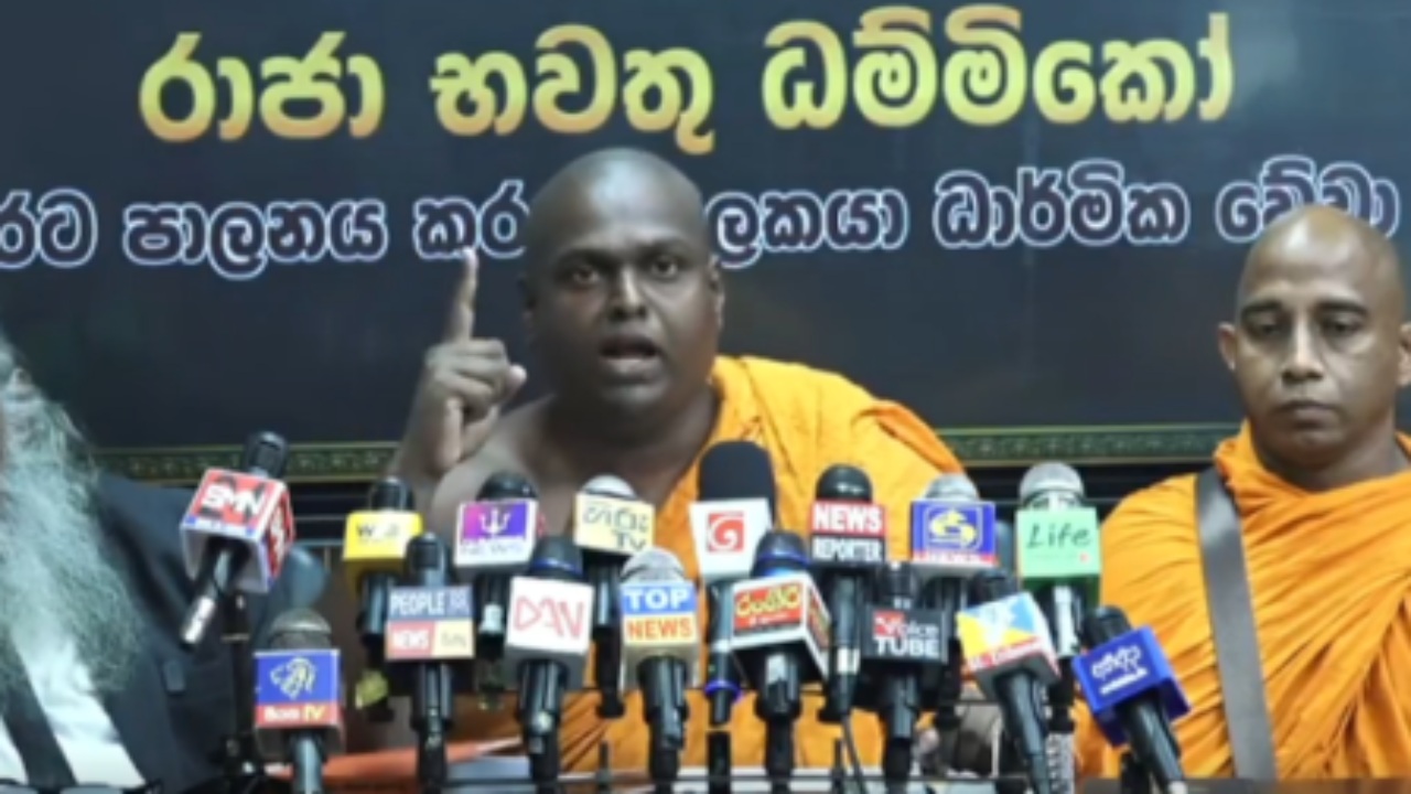 බොරු කියන රජු ධාර්මික නෑ… පුරෝහිත ටිල්වින් ධාර්මික නෑ… ගහපු කතිරේ වෙනුවෙන් ඉතිරි අවුරුදු තුනම උඹලා පස්සේ පන්නනවා…! – තිත්තගල්ලේ ආනන්දසිරි හිමි