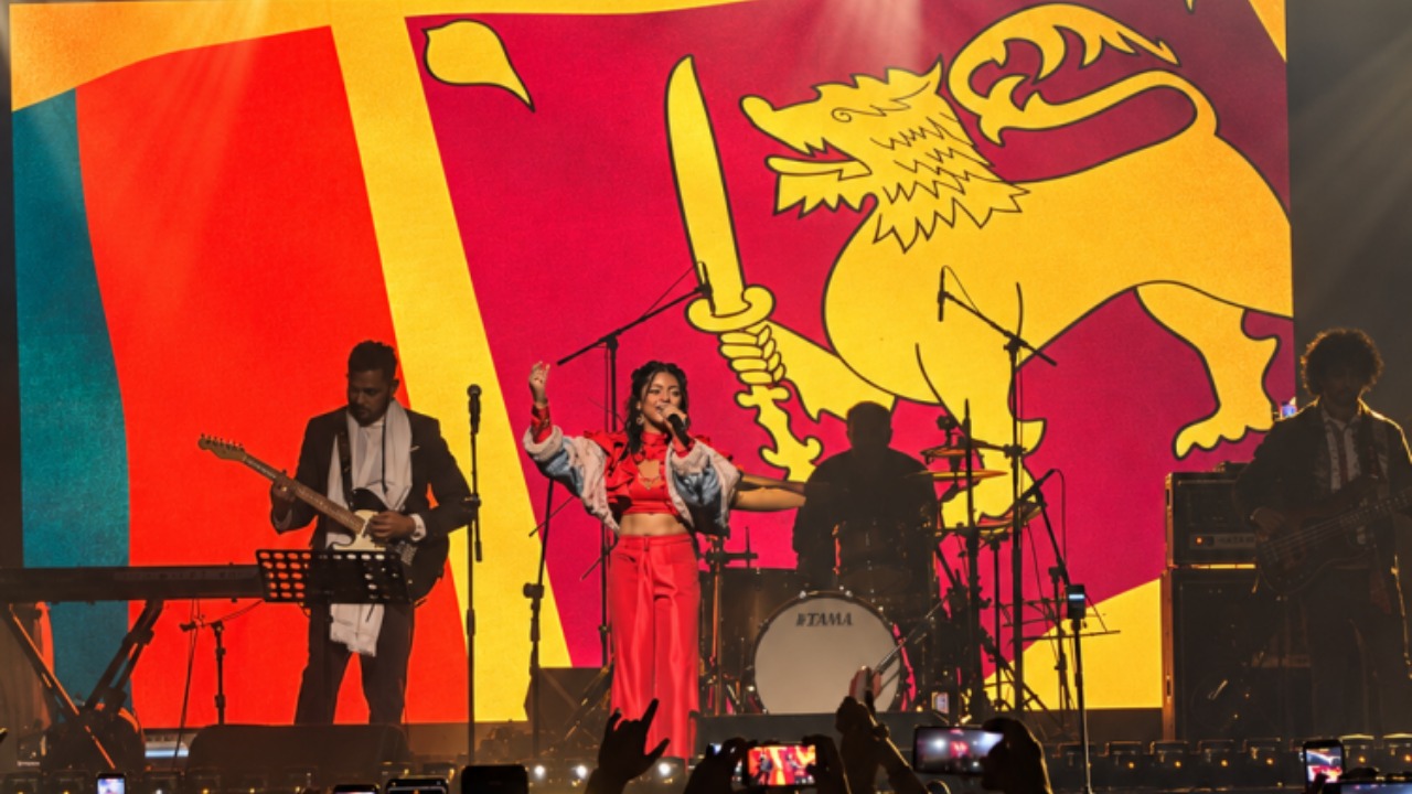 ඉන්දියාවේ වේදිකාවක් සිංහලෙන් ගිගුම් දෙයි… යොහානි ගී ගයද්දී රසිකයෝත් එකතු වෙයි..