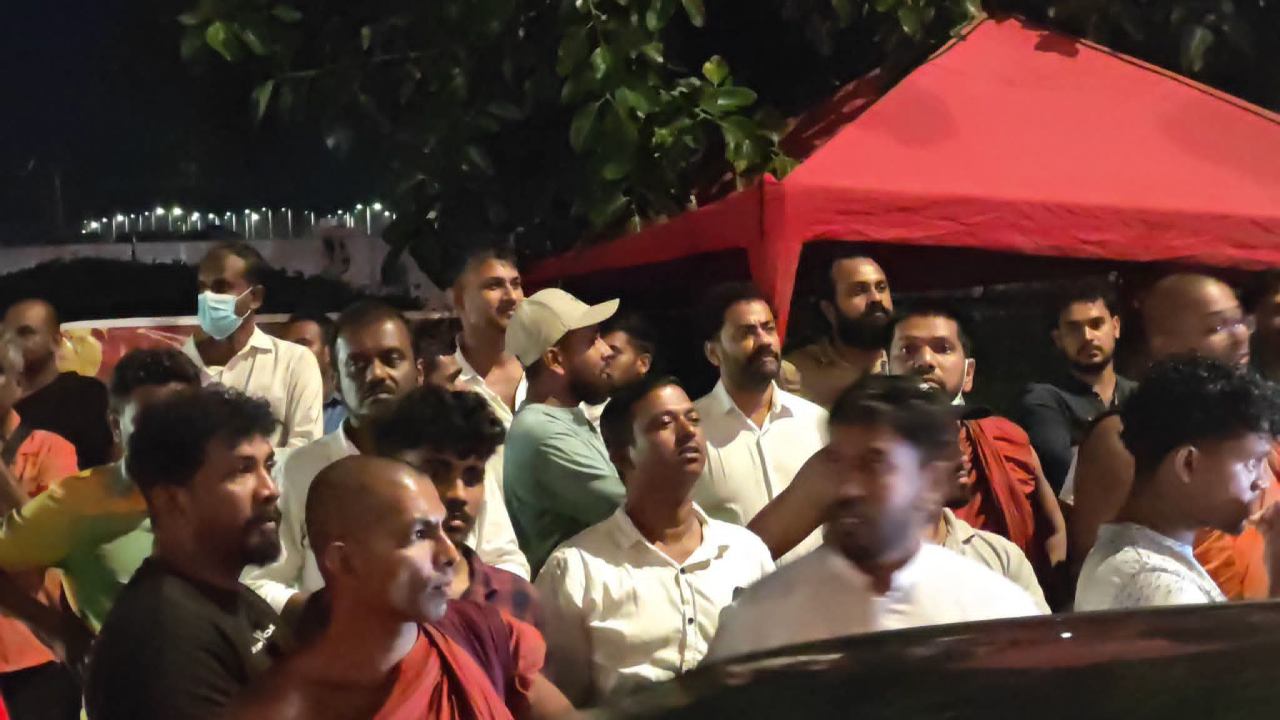 හිටපු පොහොට්ටු ඇමති ඉන්දික අනුරුද්ධ සහ සමන් රත්නප්‍රියත් ගාලුමුවදොාරට පැමිණෙයි