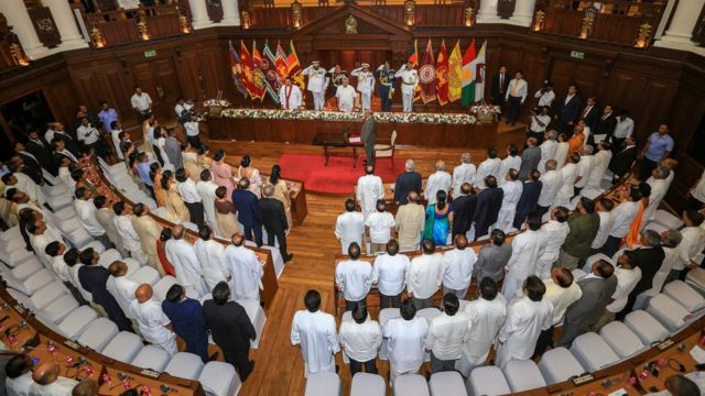 අලුත් ඇමැති මණ්ඩලය අද දිවුරයි – පසුපෙළට ඇමති පට්ටම්! ආණ්ඩු ප්‍රබලයින් විපක්ෂයට?￼