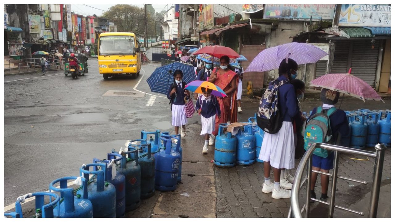 පදික වේදිකාවේ ගෑස් ගොඩ ගැසීමෙන් පදිකයින් දැඩි පීඩාවට