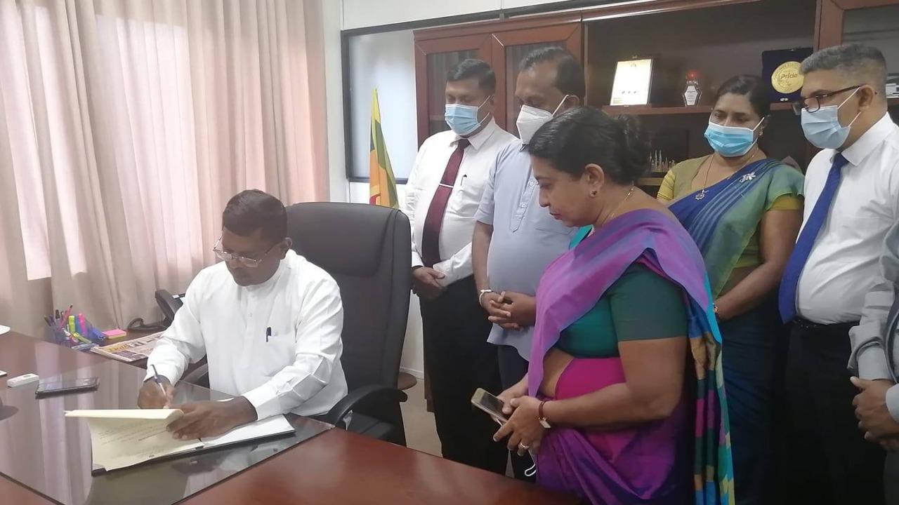 හරියට වැඩ කරන්න දීලා නැහැ – කෘෂිකර්ම ලේකම් ඇත්ත කියයි