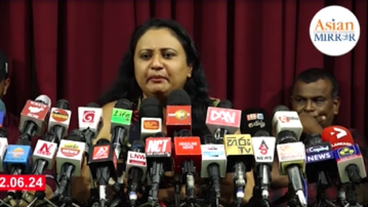 “සොබාදහම හරිම දරුණුයි මහත්තයෝ” – අරගලයේ සිටින්නේ කුඩ්ඩන් යැයි කි විමල්ට දමිතාගෙන් පිළිතුරු (VIDEO)