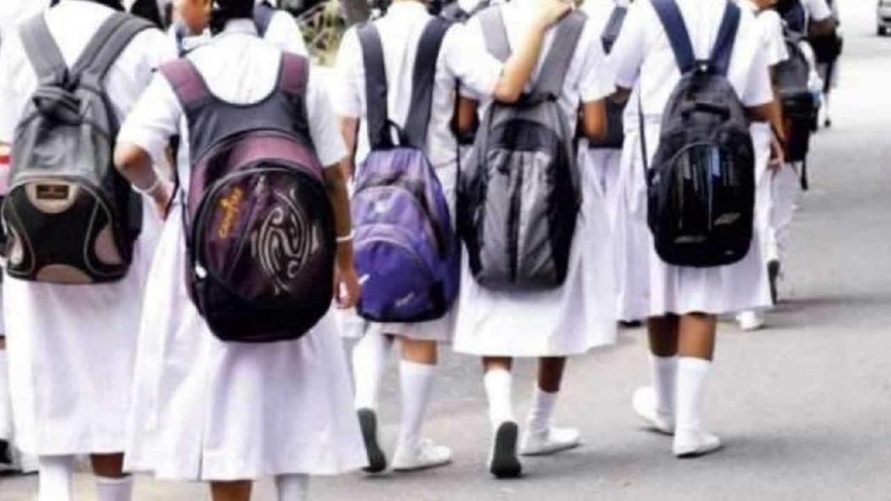 පාසල් සිසුන් හැමෝටම නිල ඇඳුම් නැද්ද?