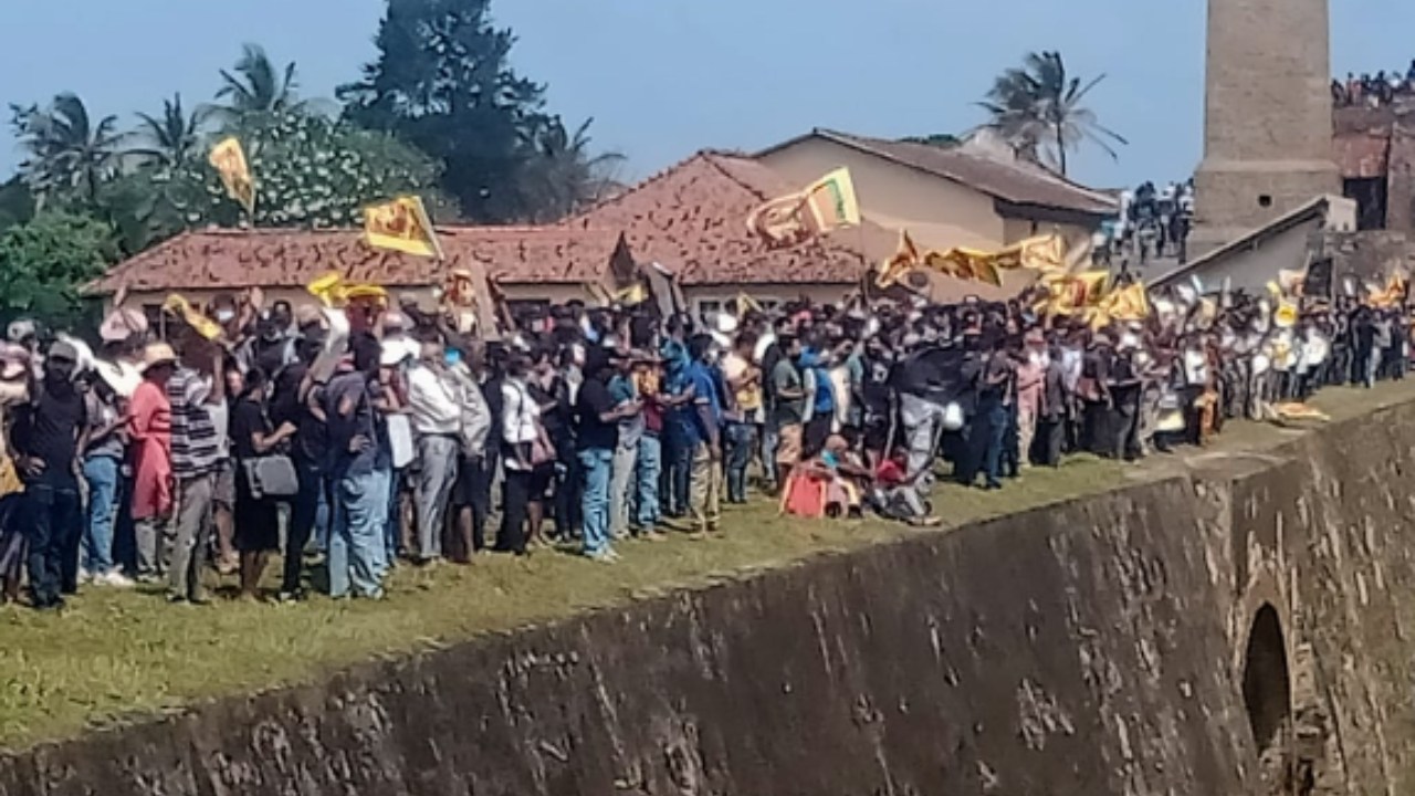 ගාලු කොටු පවුර මත දැවැන්ත විරෝධයක් (PHOTOS)