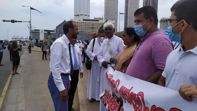 ජනාධිපති මාධ්‍ය අධ්‍යක්ෂවරු දෙදෙනෙක් අරගල භූමියට! යනකොට උද්ඝෝෂණයකුත් තිබිලා