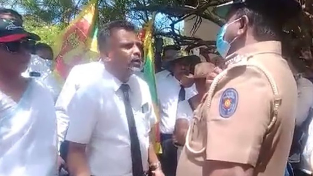 “යට ඇඳුම ඇරෙන්න අනිත් ඔක්කොම දෙන්නේ අපේ මිනිස්සු” – නීතිය නමන්න ගිය පොලිස් නිලධාරීන්ට නීතිඥවරුන් කියූ කතාව