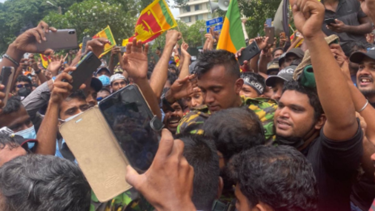 අවි අතහැර ඔහුත් අරගල බිමට (PHOTOS)