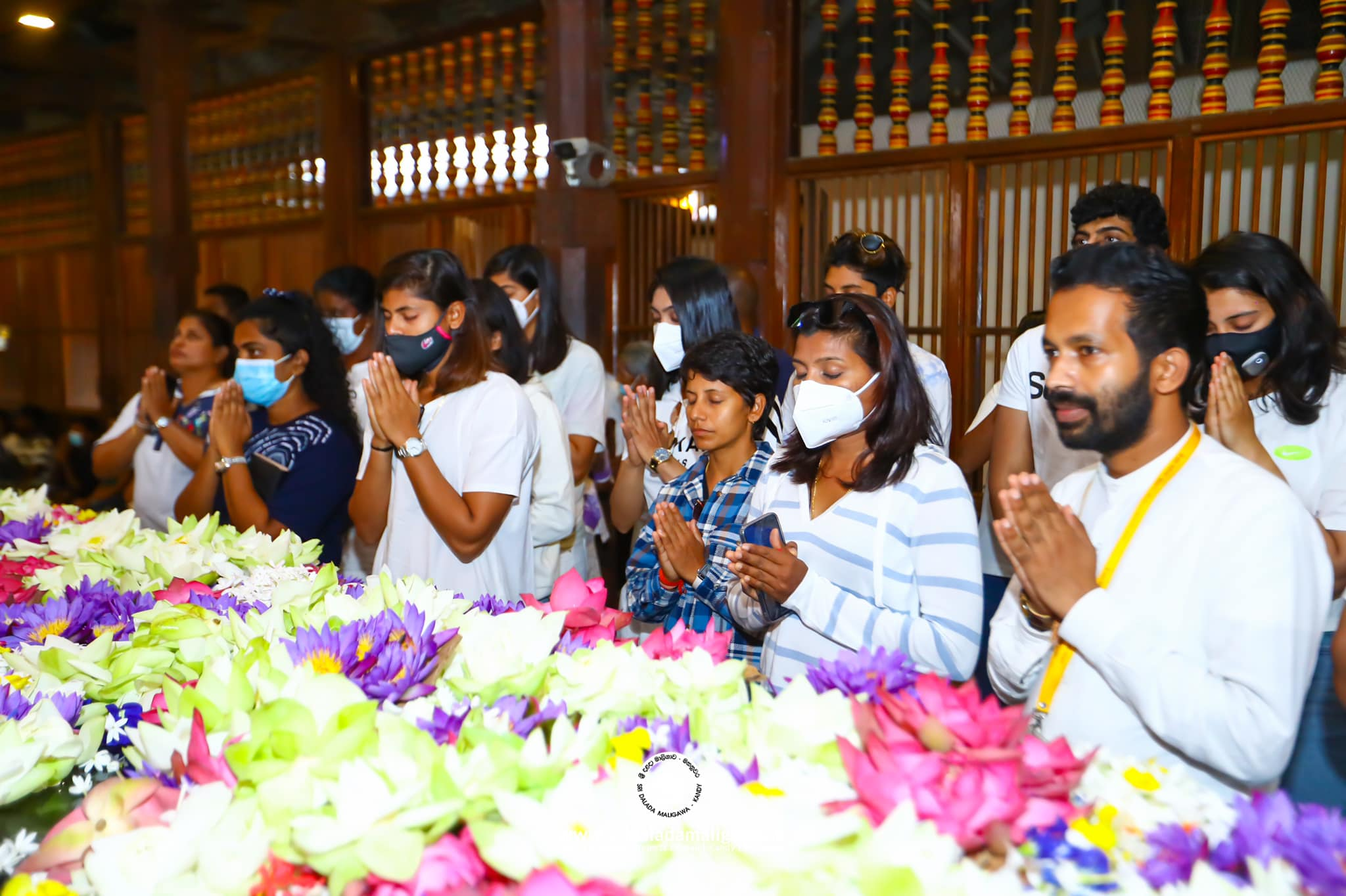 ඉන්දීය කාන්තා ක්‍රිකට් කණ්ඩායම දළඳා සමිඳුන් වැද පුදා ගනී (PHOTOS)