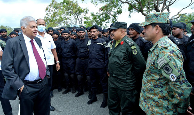 ජනපති රනිල් නිල රථයෙන් බැස හමුදාව, පොලීසිය අතරට යයි!