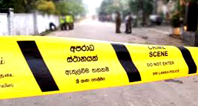 ව්‍යාපාරික ස්ථානය ඇතුලේදීම ව්‍යාපාරිකයෙකු කපා කොටා ඝාතනය කරයි! බිරිඳ රෝහලේ